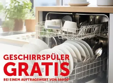 Beladener Geschirrspüler mit dem Hinweis „Geschirrspüler gratis ab 5.000 € Auftragswert“