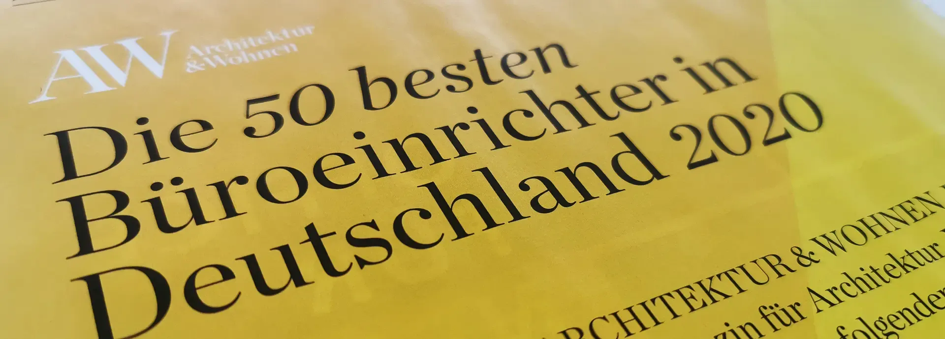 Aufgeschlagenes AW-Magazin mit der gelben Seite „Die 50 besten Büroeinrichter in Deutschland 2020“
