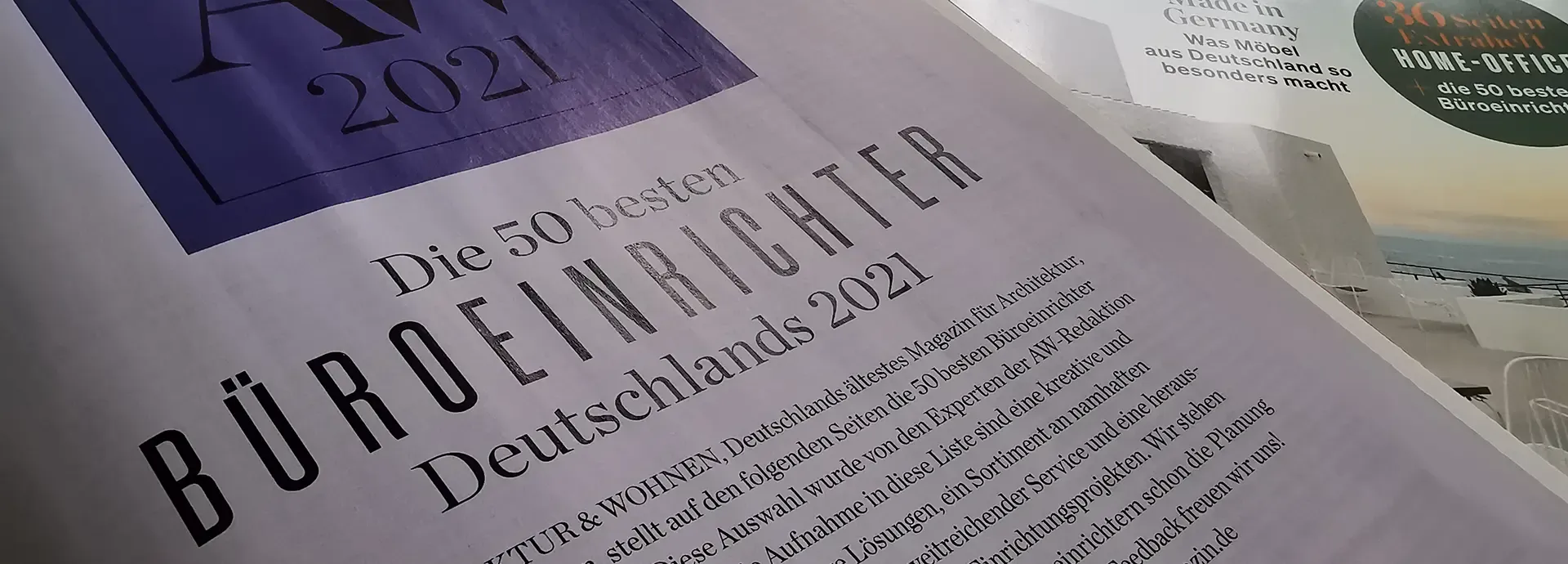 Aufgeschlagene Magazinseite „Die 50 besten Büroeinrichter Deutschlands 2021“