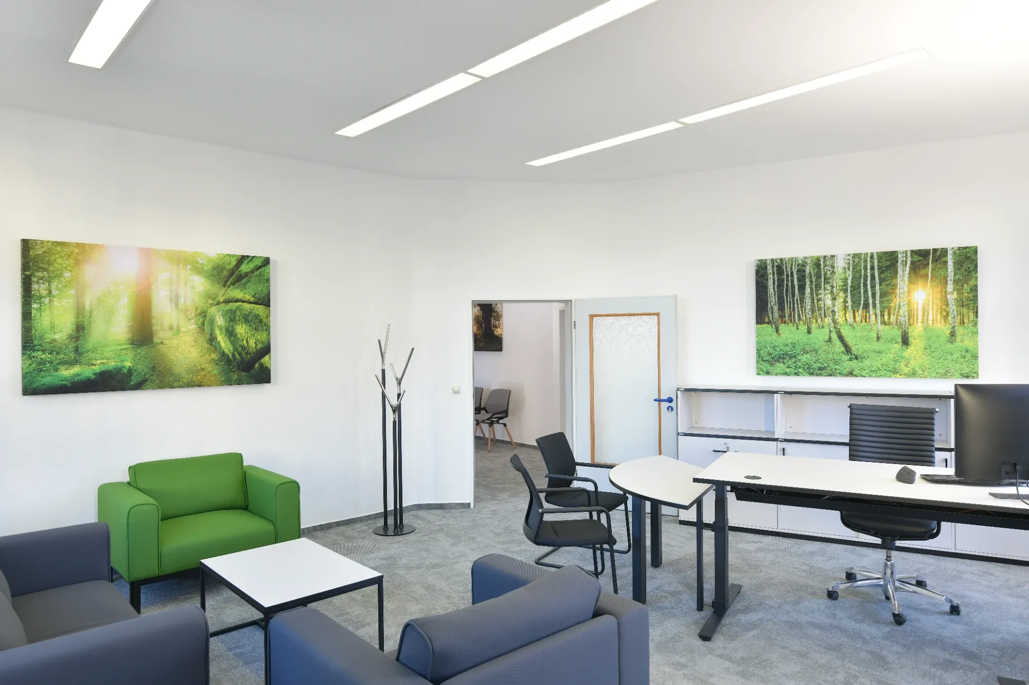 Geschäftsführerbüro mit Steh-Sitz-Tisch und modernem Akustikbild