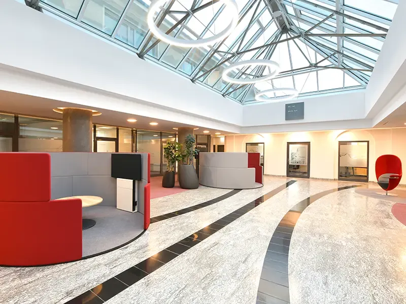 Foyer mit Marmorboden, Oberlicht und Sitzinseln