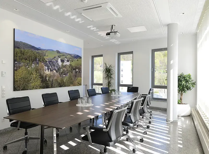 Konferenzraum mit Landschaftsbild und Blick über die langen Tischreihen