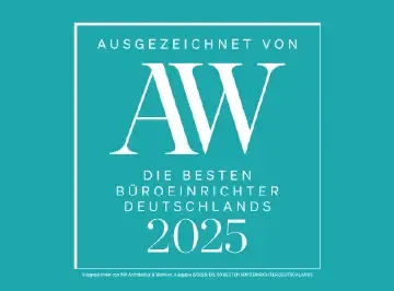 Auszeichnungssiegel „Ausgezeichnet von AW 2025 — Die besten Büroeinrichter Deutschlands“ in Türkis