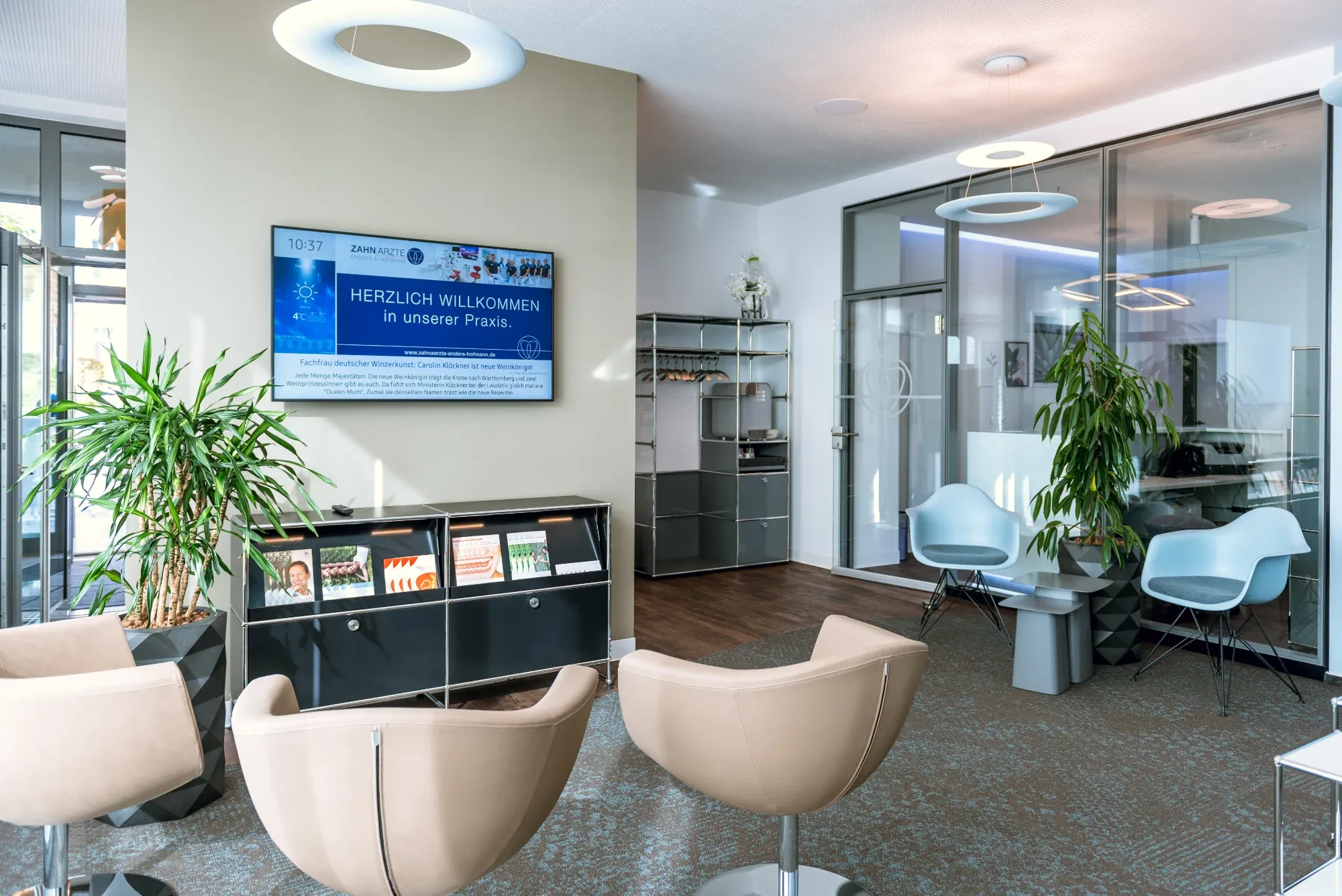 Wartebereich mit Infodisplay