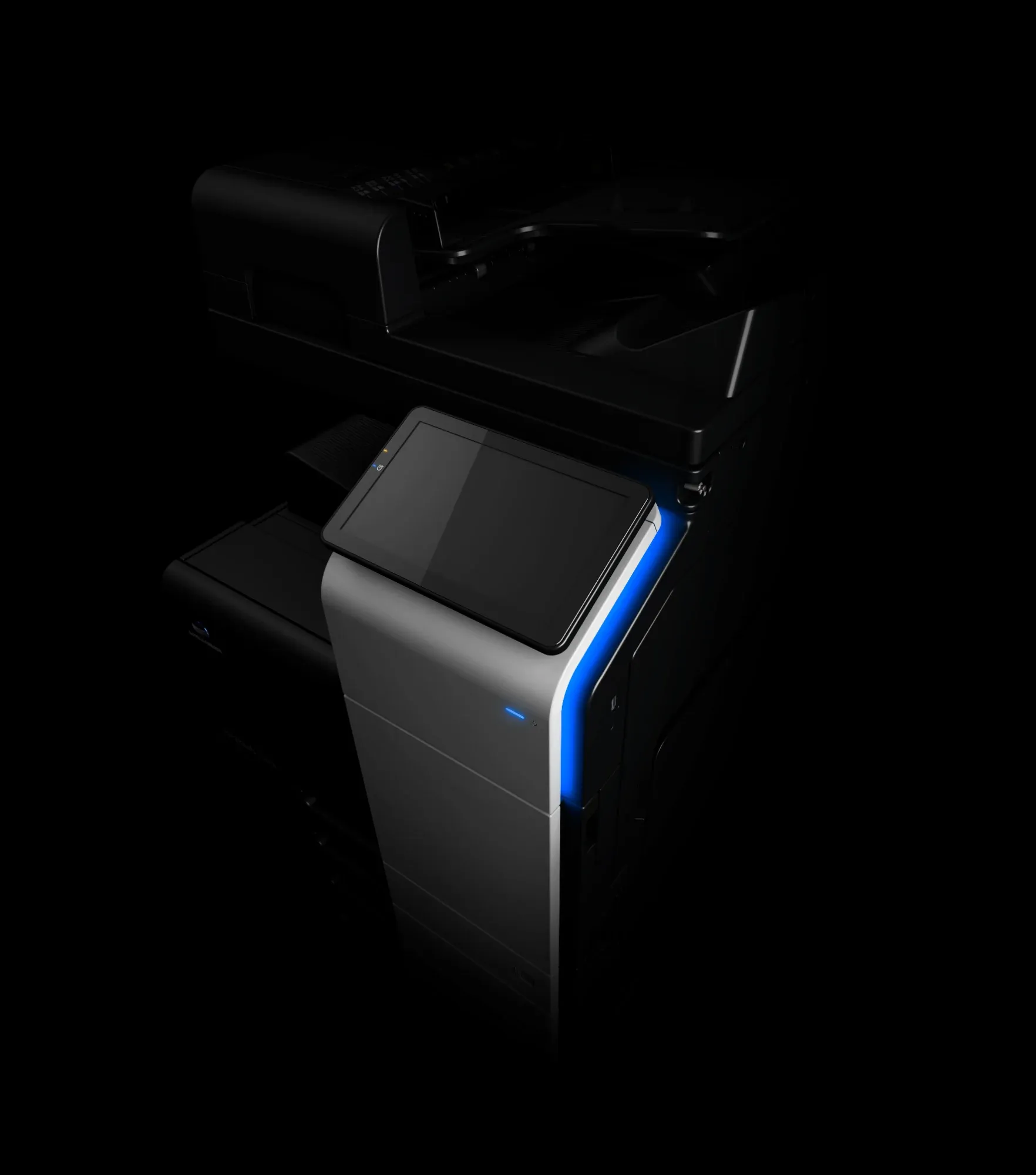 Multifunktionsdrucker im Dunkeln mit blau beleuchtetem Bedienfeldrand, Touchscreen und "KONICA MINOLTA"-Logo.