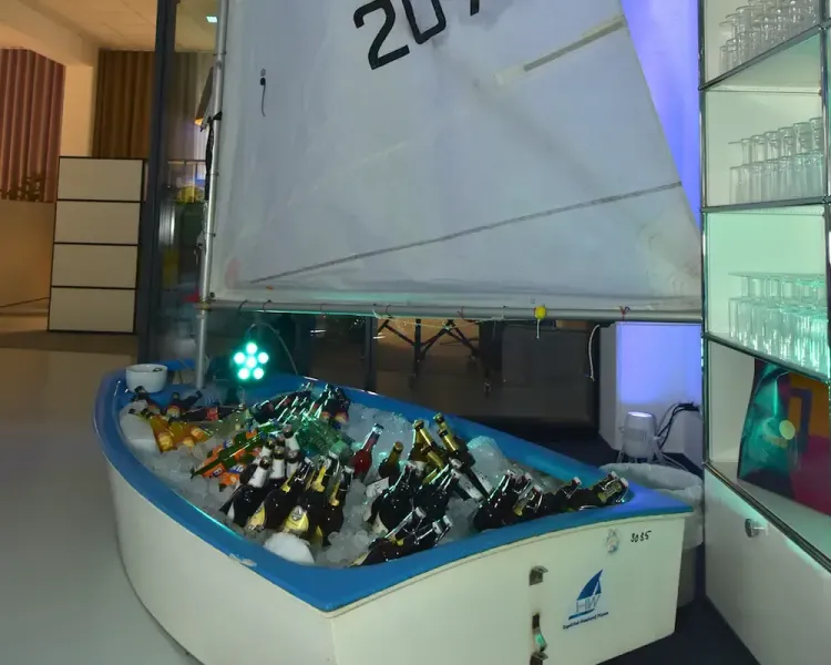 Segelboot als Getränkekühler mit Flaschen auf Eis in der Ausstellung