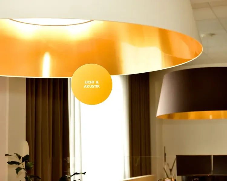 Große Pendelleuchte mit goldenem Innenschirm, daneben der Hinweis „Licht & Akustik“