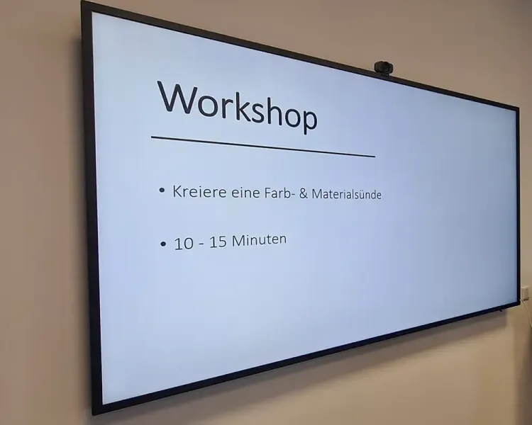 Bildschirm mit der Workshop-Aufgabe „Kreiere eine Farb- & Materialsünde“, 10 bis 15 Minuten