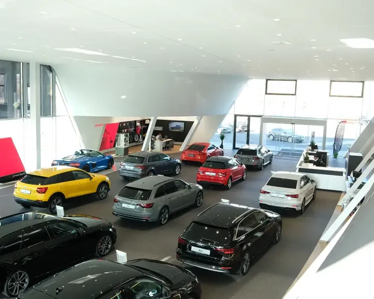 Blick von oben in den Ausstellungsraum des Autohauses mit Neuwagen