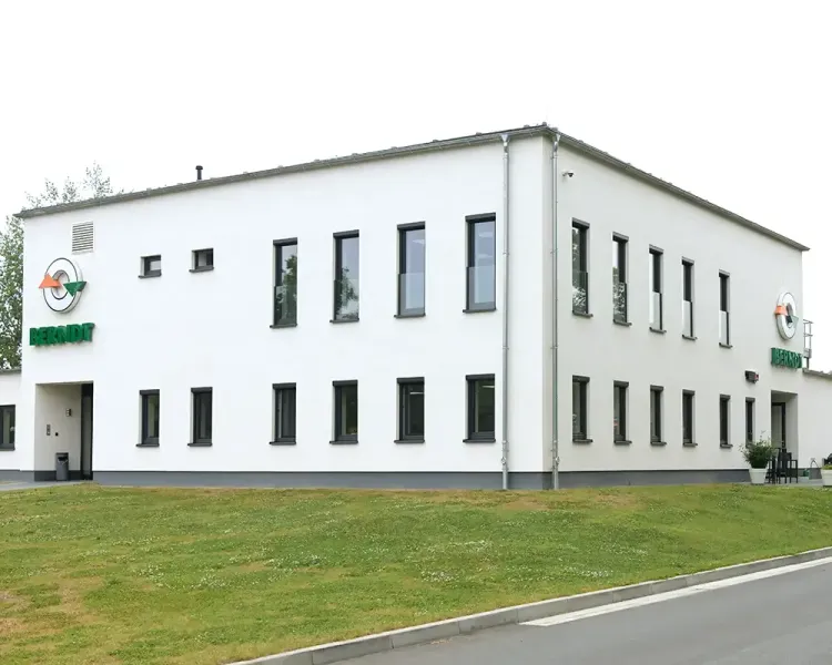 Weißes Firmengebäude der Berndt Bio Energy GmbH von außen