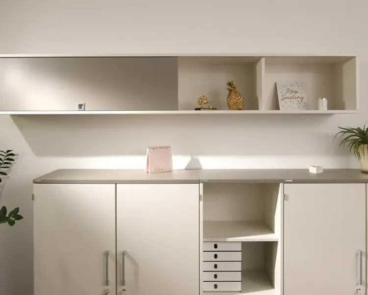 Weißes Sideboard mit Hängeschrank und indirekter Beleuchtung