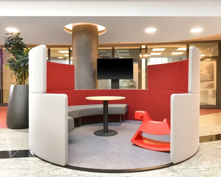 Sitzinsel mit halbrunder Bank, Stehtisch und Bildschirm