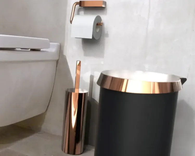 Badezimmer-Accessoires in Kupfer: Papierhalter, Bürste und Abfalleimer
