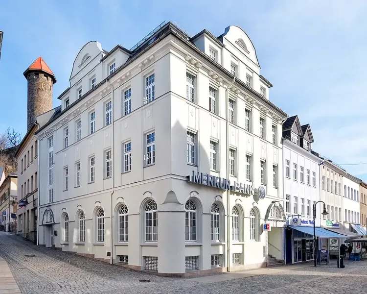 Historisches Bankgebäude der Merkur Bank in Auerbach von außen