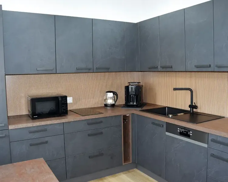 Küchenzeile in Anthrazit mit Holzrückwand, Mikrowelle und Kaffeemaschine