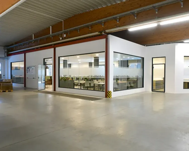 Blick aus der Halle auf den verglasten Pausenbereich