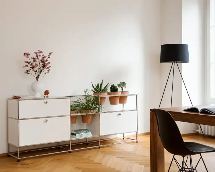 Weißes USM-Haller-Sideboard mit Pflanzentöpfen und Vase vor heller Wand
