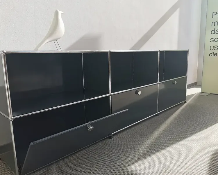 Anthrazitfarbenes USM-Haller-Sideboard mit weißem Vogelobjekt