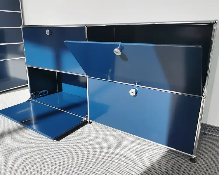 Stahlblaues USM-Haller-Sideboard mit geöffneten Klappen