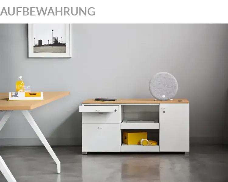 Bereich „Aufbewahrung“: weißes Sideboard mit Holzauflage neben einem Schreibtisch