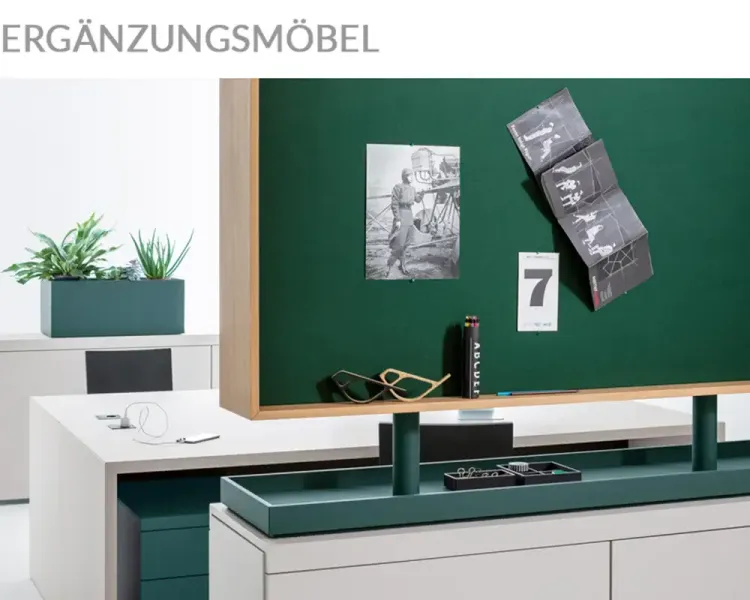 Bereich „Ergänzungsmöbel“: grüne Pinnwand mit Ablagen über einem Sideboard
