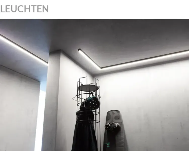 Bereich „Leuchten“: umlaufendes Lichtband an Decke und Wand eines Betonraums