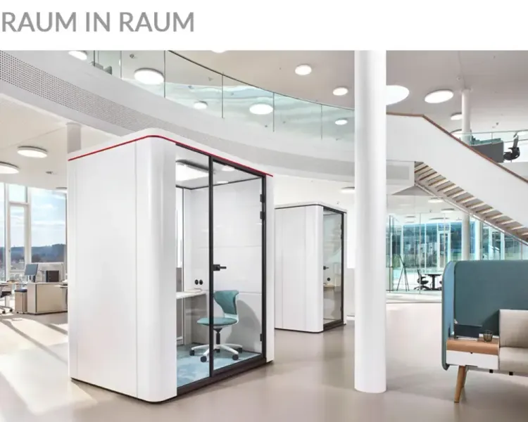 Bereich „Raum in Raum“: schallgedämmte Telefonkabinen in einer offenen Bürohalle