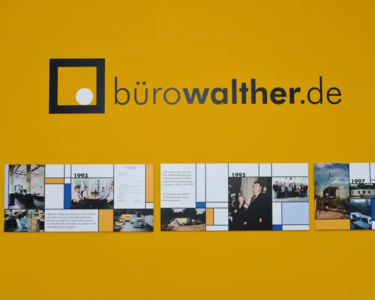 Gelbe Wand mit dem Logo bürowalther.de und einer Zeittafel ab 1993