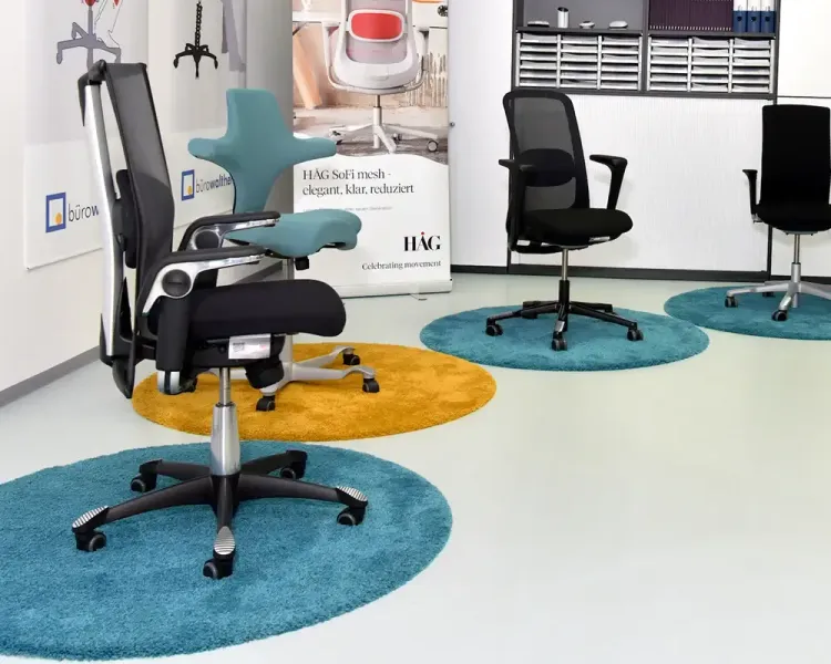 Bürodrehstühle auf runden Teppichinseln in Türkis und Gelb