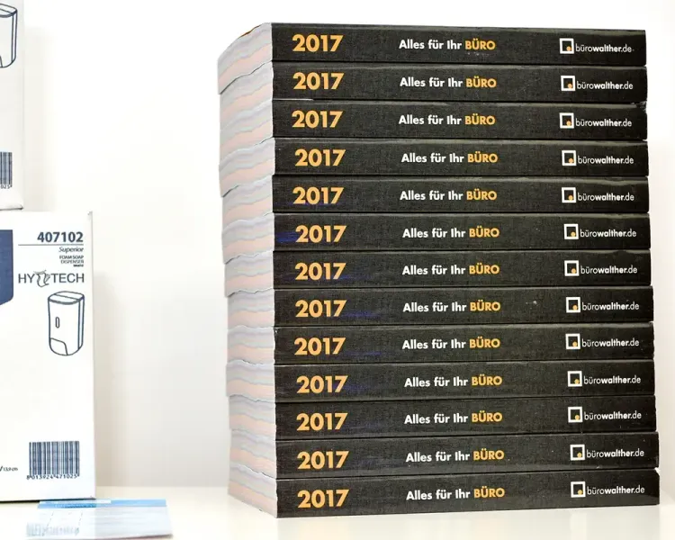 Stapel des Katalogs „2017 – Alles für Ihr Büro“ von bürowalther.de