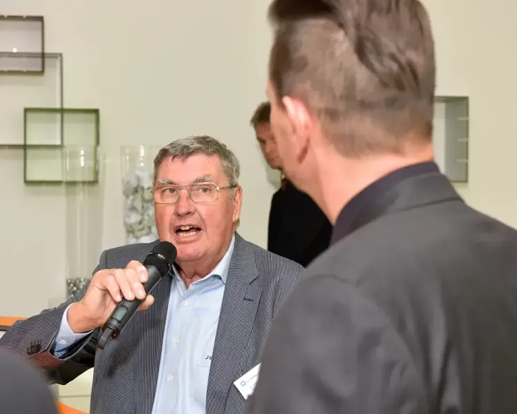 Redner mit Mikrofon im Gespräch mit einem Gast