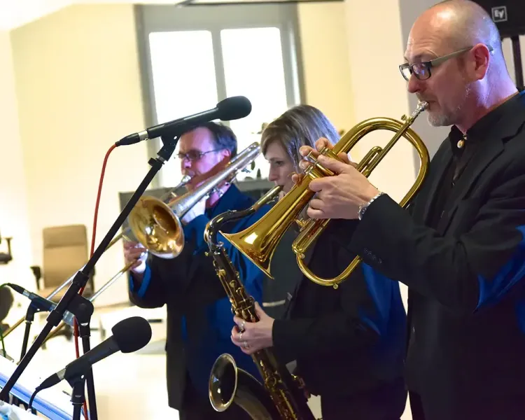 Bläsertrio mit Posaune, Saxofon und Flügelhorn am Mikrofon