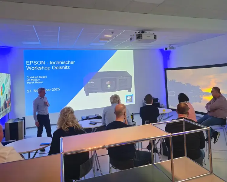 Referent erläutert die Startfolie des technischen Epson-Workshops Oelsnitz
