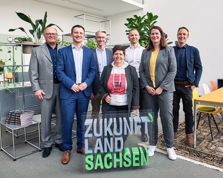 Gruppenbild hinter dem Schriftzug „Zukunftland Sachsen“