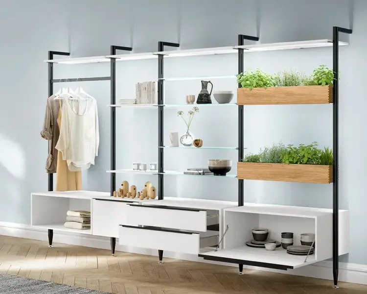 Weißes Regalsystem mit Kleiderstange, Kräuterkästen und Sideboard