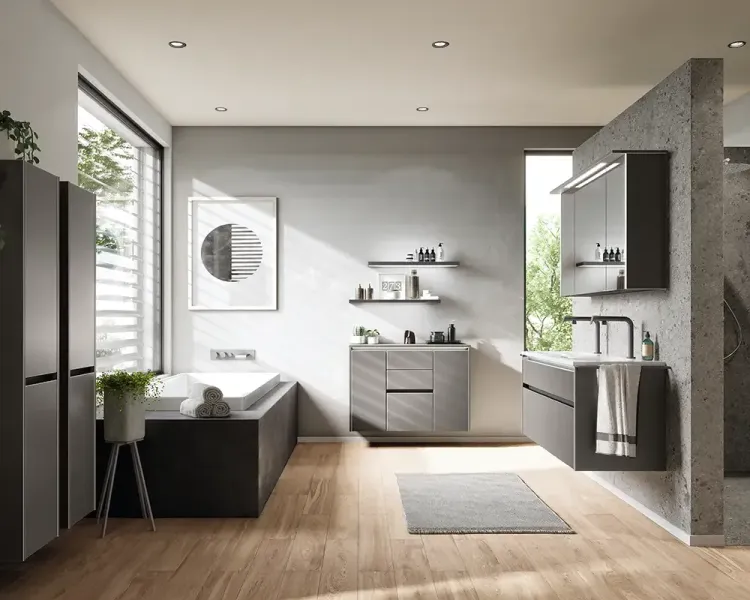 Modernes Badezimmer in Betonoptik mit Badewanne, Waschtisch und Spiegelschrank