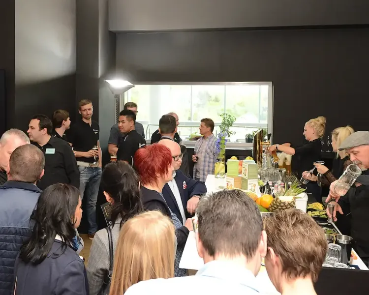 Gäste stehen dicht gedrängt am Buffet und an der Bar