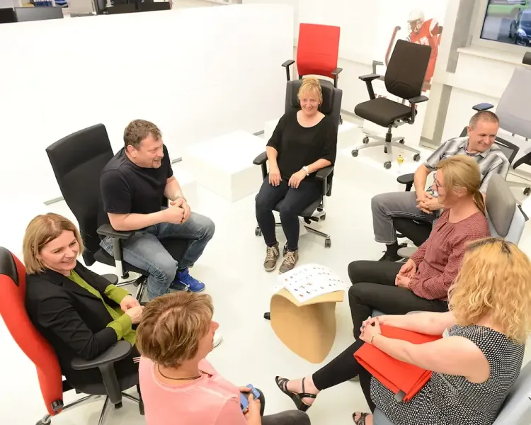 Gesprächsrunde auf Bürodrehstühlen im Stuhlkreis