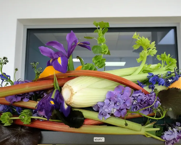 Blumen-Gemüse-Gesteck aus Iris, Fenchel, Rhabarber und Hortensien