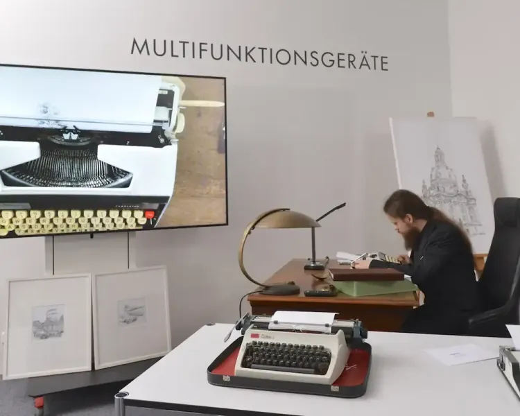 Bereich „Multifunktionsgeräte“: Schreibmaschine auf dem Bildschirm, daneben ein historischer Arbeitsplatz