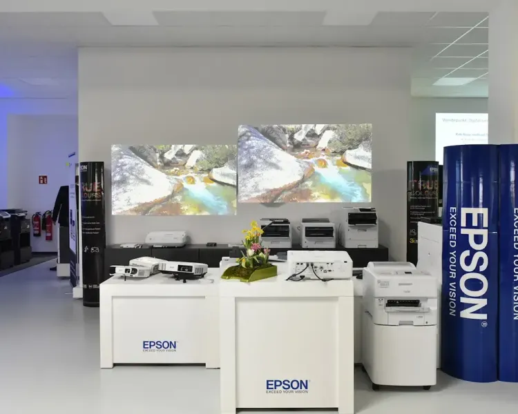Epson-Ausstellung mit zwei Projektionsflächen, Beamern und Druckern