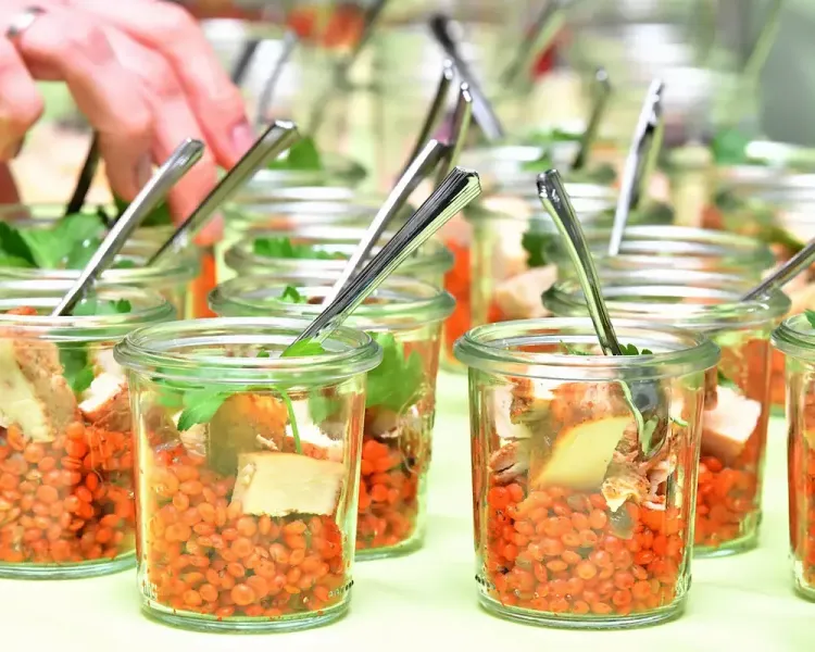 Vorspeisengläser mit rotem Linsensalat am Buffet