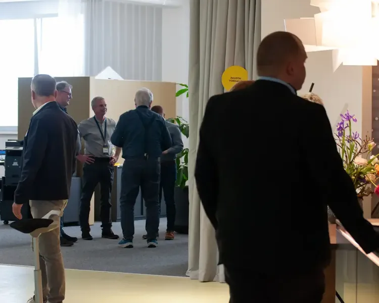 Besuchergruppe in der Ausstellung, im Vordergrund ein Gast von hinten