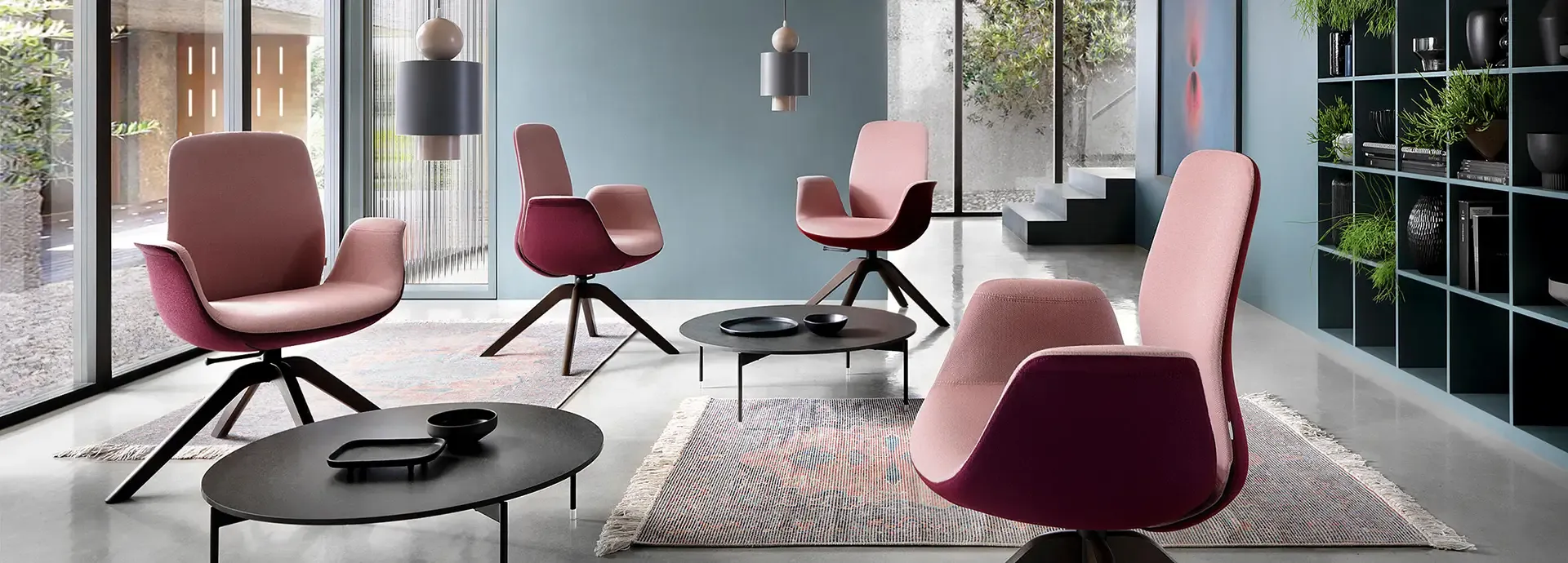 Sessel in Rosé- und Beerentönen mit runden Beistelltischen im virtuellen Showroom